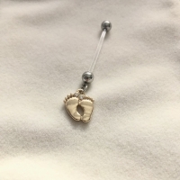 Zwangerschapspiercing babyvoetjes goud